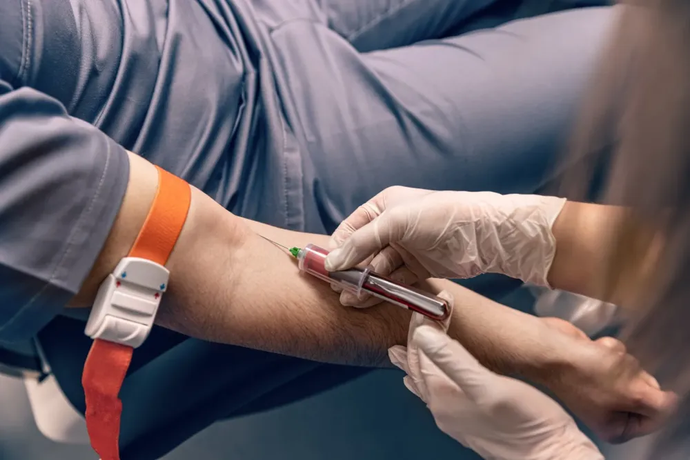 Prise de sang près de Saint-Étienne-de-Fontbellon